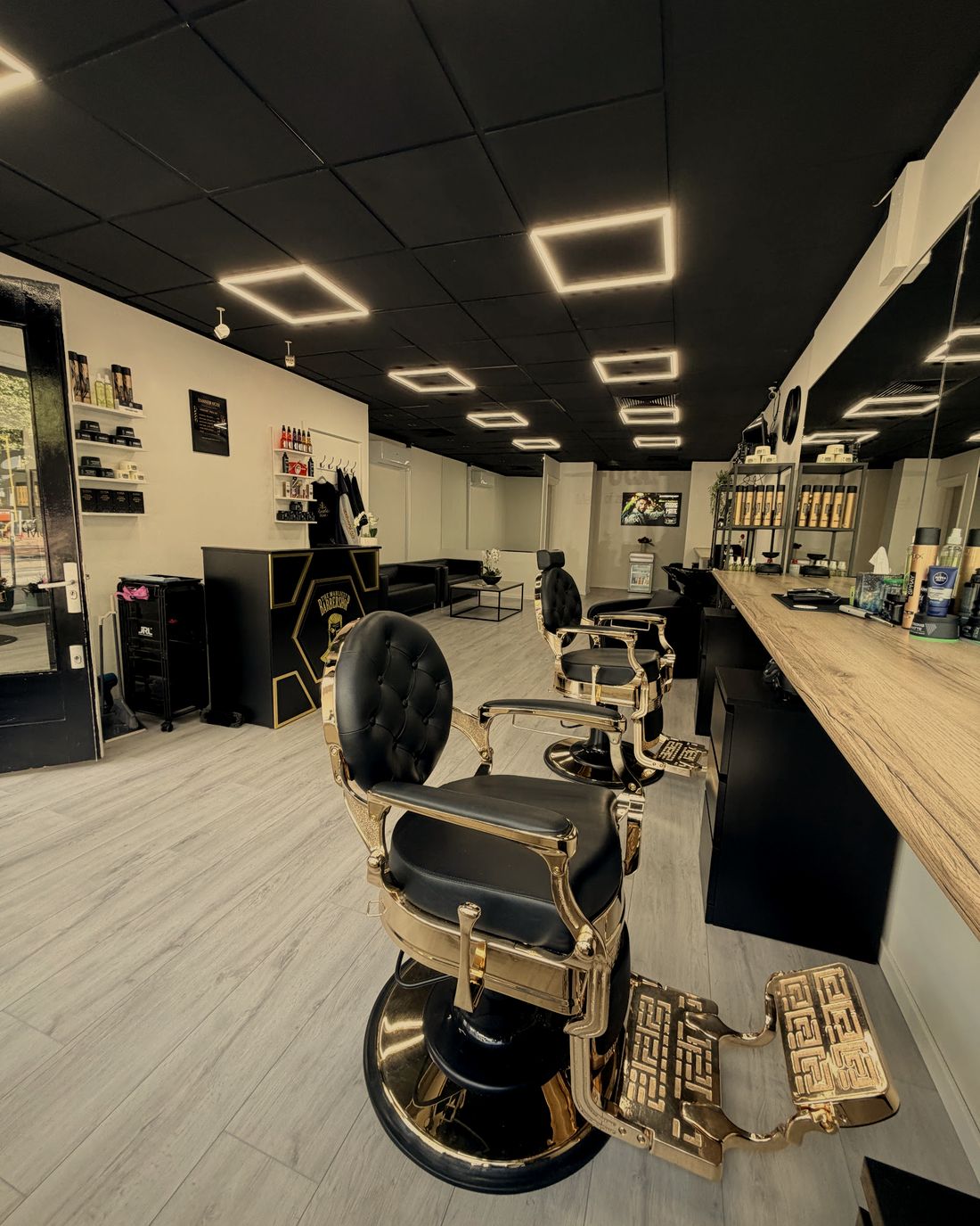 Het luxe interieur van Barbier Uçar met gouden barberstoelen.