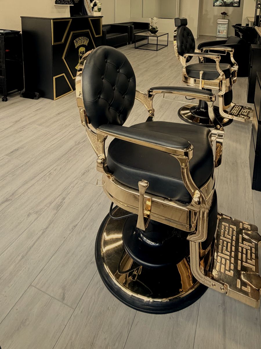 Een gouden barberstoel in de zaak.