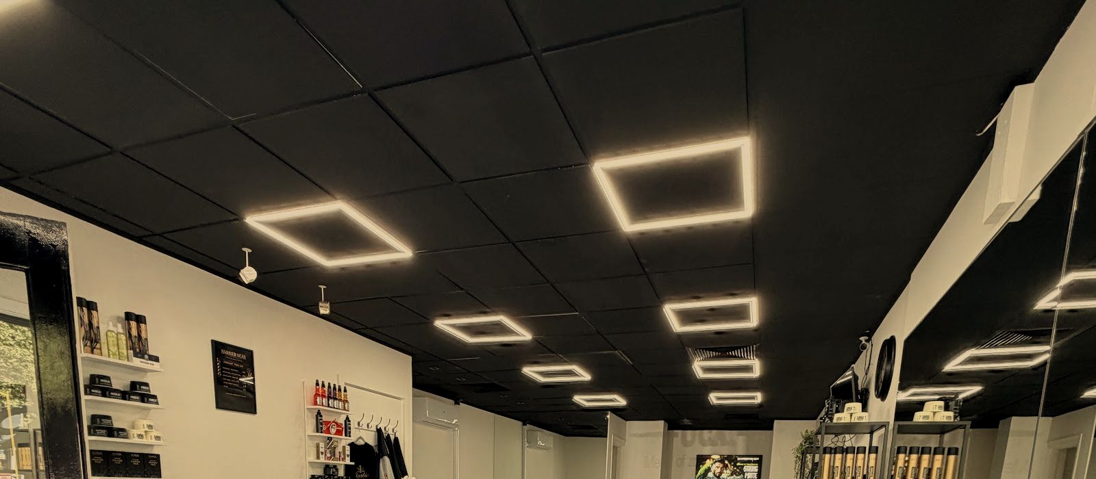 Het zwarte plafond met geometrische verlichting in de zaak.