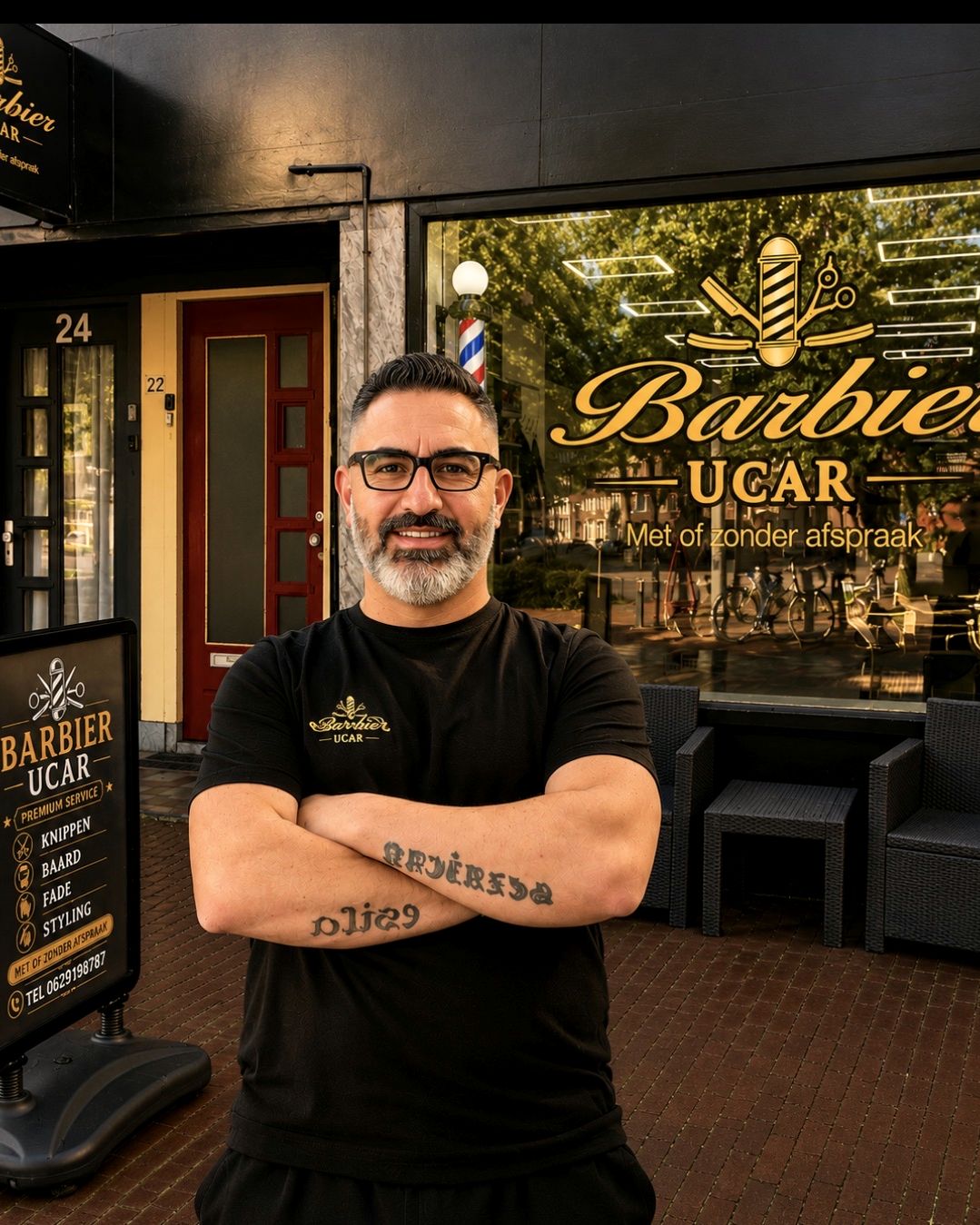 Rüstem Uçar voor zijn herenkapperszaak Barbier Uçar in Deventer.